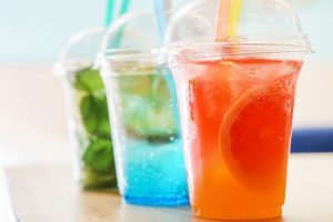3 Becher mit verschiedenen Sommergetränken
