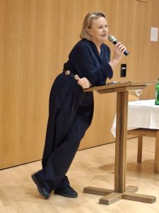 Hannelore Veit bei ihrem Vortrag