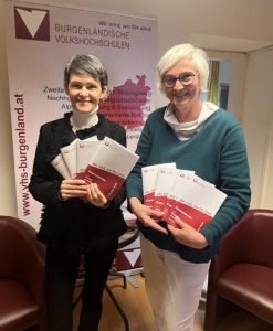 Geschäftsführerinnen der Burgenländischen Volkshochschulen mit dem aktuelle Frühjahrsprogramm 2026