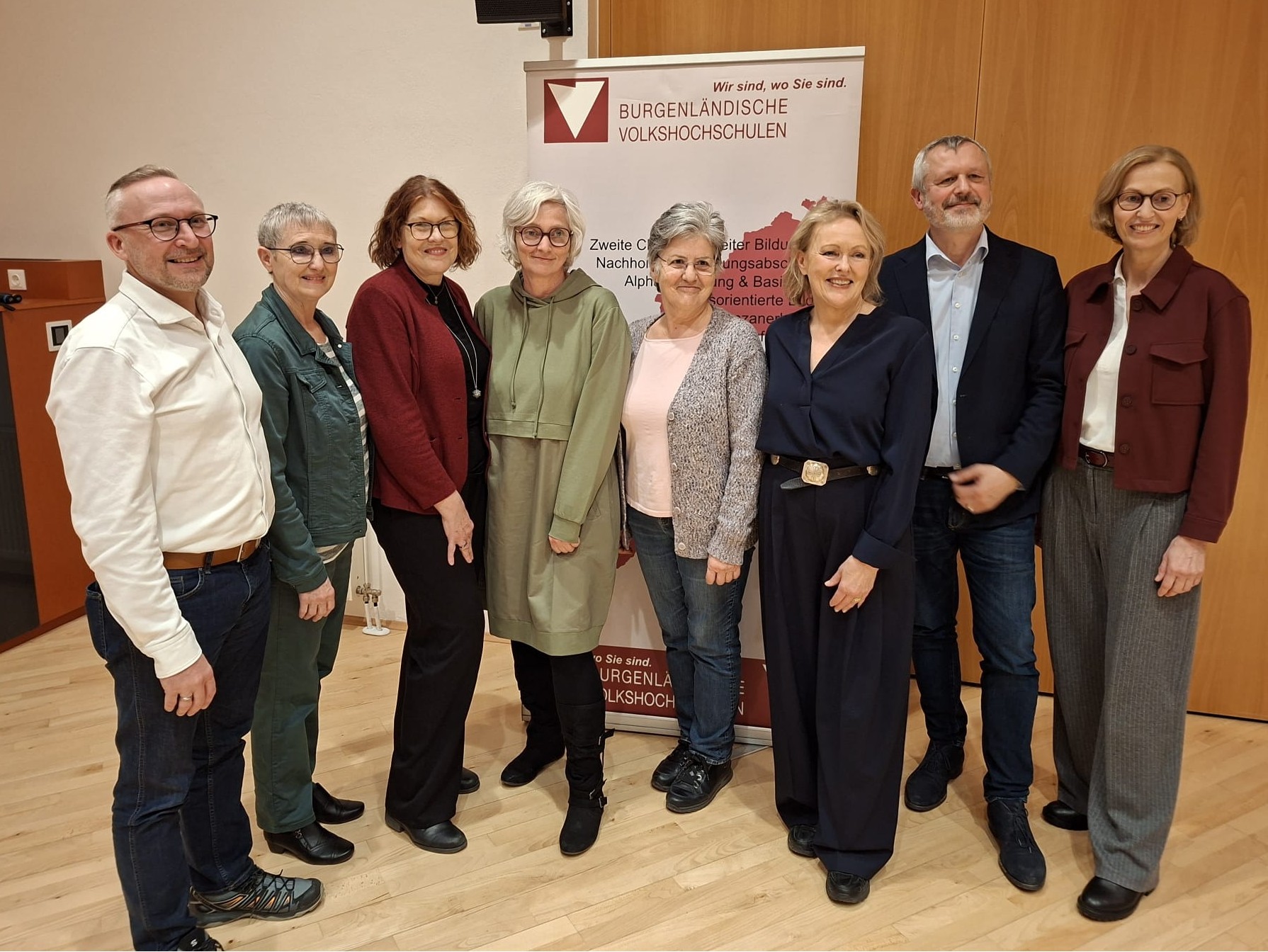 Gruppe, die in die Kamera lächelt: Dieter Horvath (VHS Gols), Ingrid Tschank (Pfarrerin Gemeinde Gols), Christine Teuschler und Ursula Foki (Burgenländische Volkshochschulen), Gertrude Renner (VHS Gols), Hannelore Veit (Journalistin), Matthias Schmelzer (ORF), Theresia Brettl (Burgenländische Volkshochschulen)