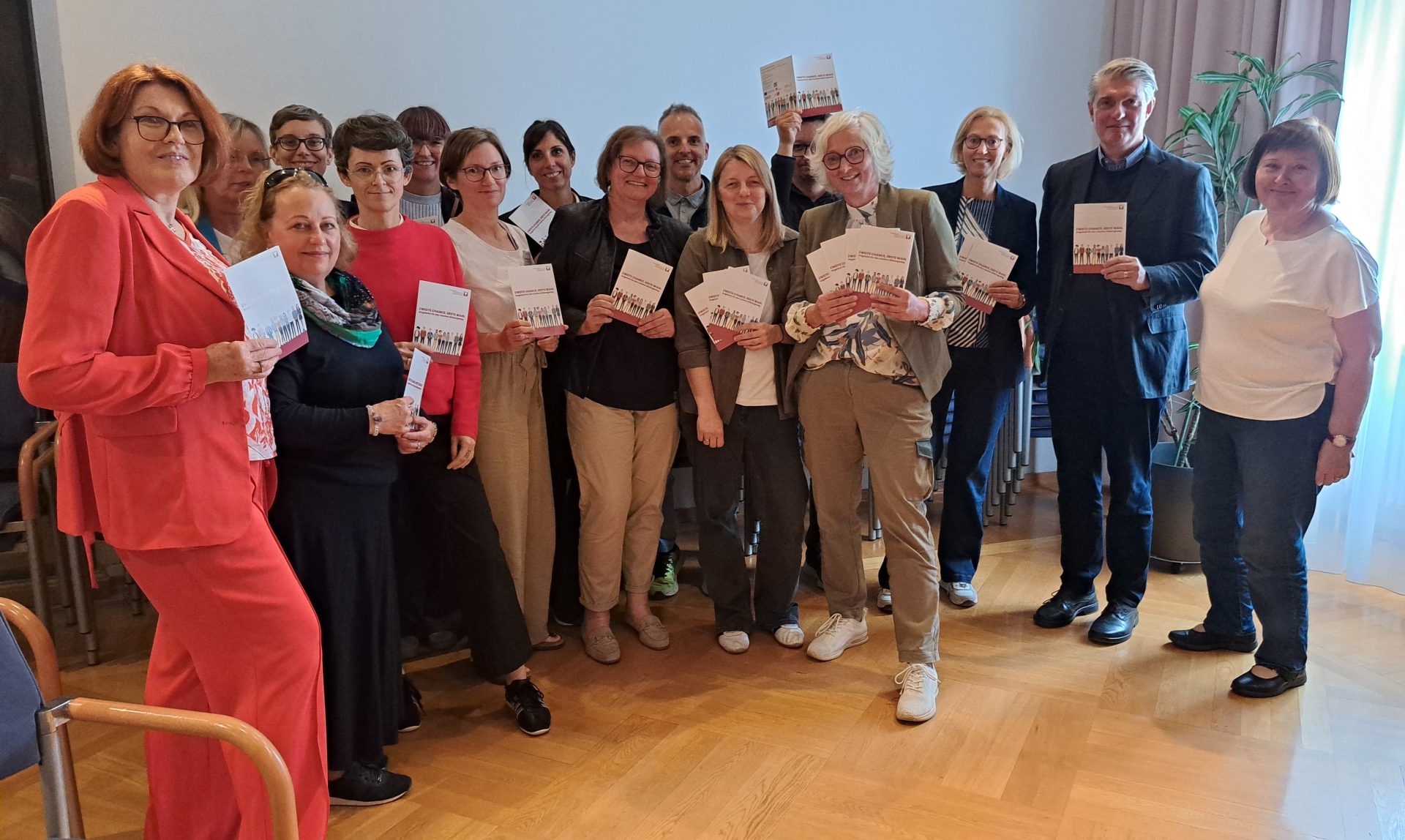 Team der Burgenländischen Volkshochschulen mit den beiden Vereinsvorsitzenden und VÖV-Generalsekretär John Evers