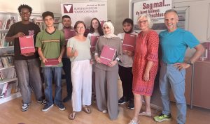 Gruppenfoto: Absolvent*innen des Pflichtschulabschlusslehrgangs und 3 Personen des VHS Teams