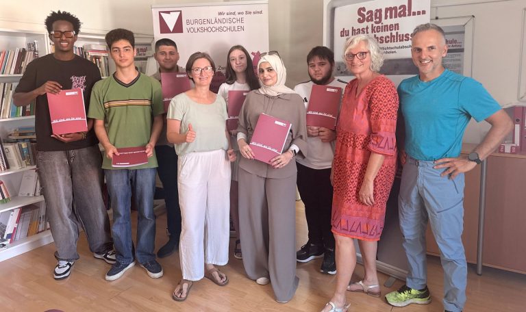 Gruppenfoto: Absolvent*innen des Pflichtschulabschlusslehrgangs und 3 Personen vom Team der VHS