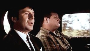 Ausschnitt aus dem Film "Wir können auch anders". Zwei Männer sitzen in einem Auto