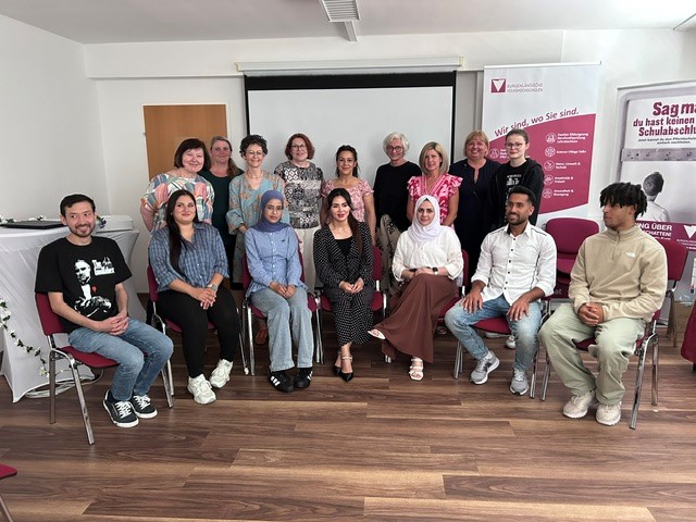 Gruppenbild Zeugnisverleihung; Absolvent*innen des Pflichtschulabschlusses in Oberwart mit Vorständinnen und Geschäftsführerinnen der Burgenländischen Volkshochschulen