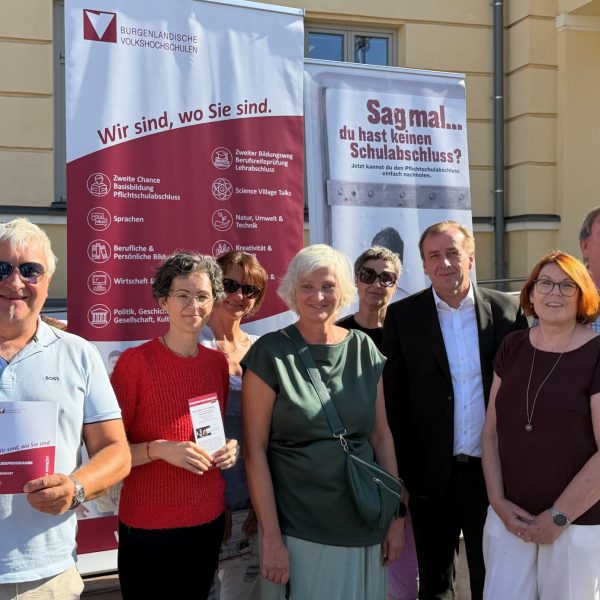 Gruppenfoto vor dem Rathaus in Oberwart