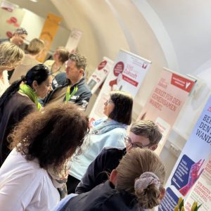 Besucher:innen des Tags der offenen Tür